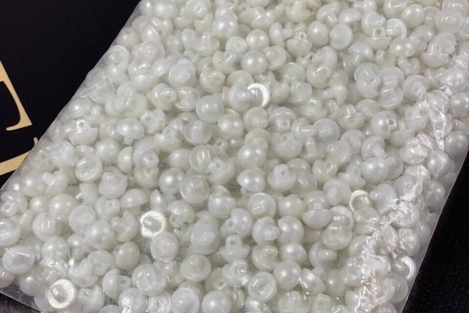white half-sphere buttons in a pack 016351