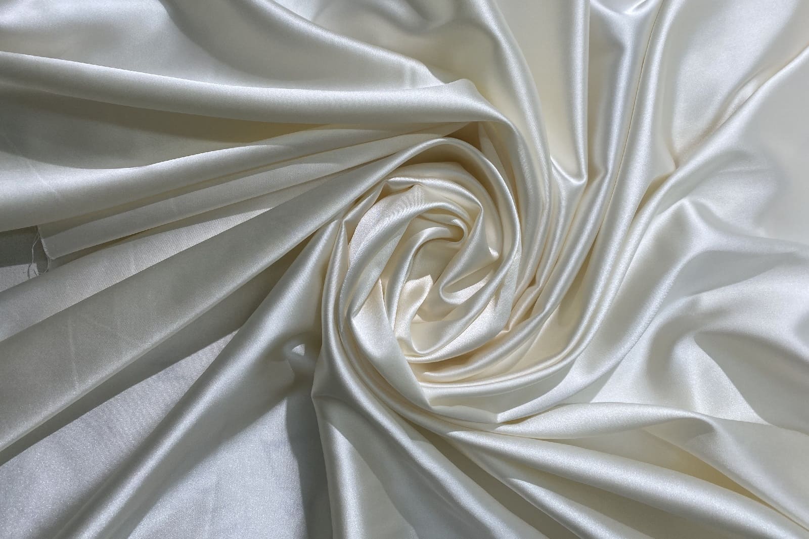 stretch satin Gizia view from a distance 019123