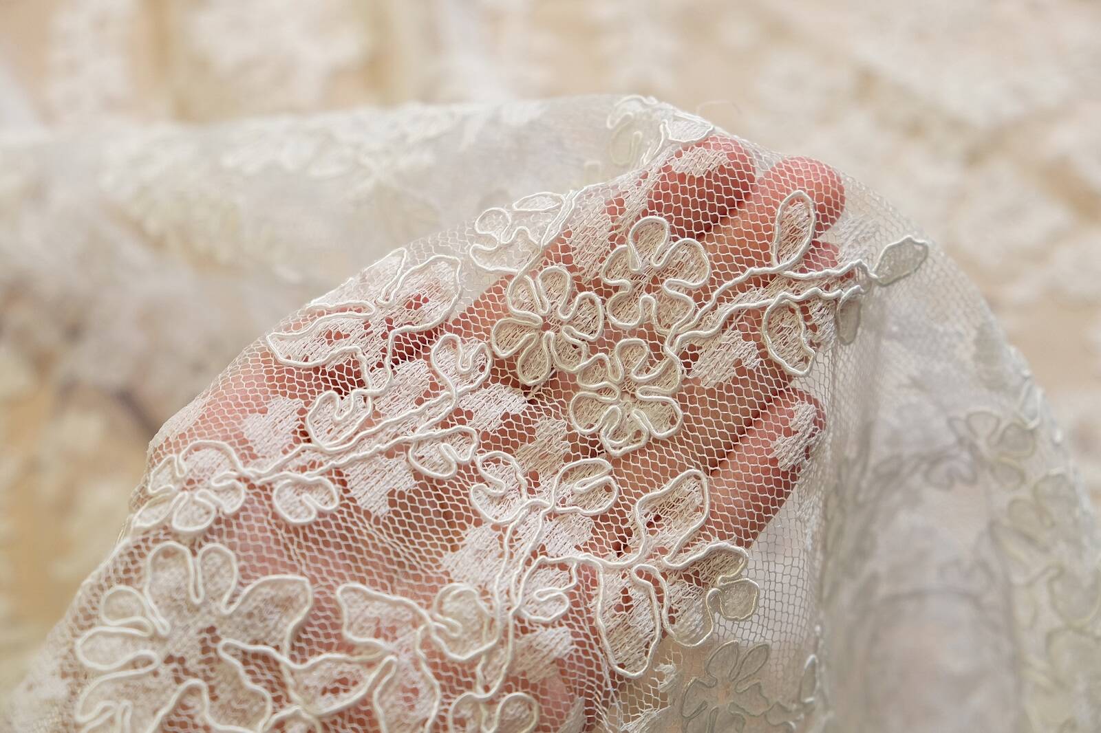 chantilly with cord on hand 025070