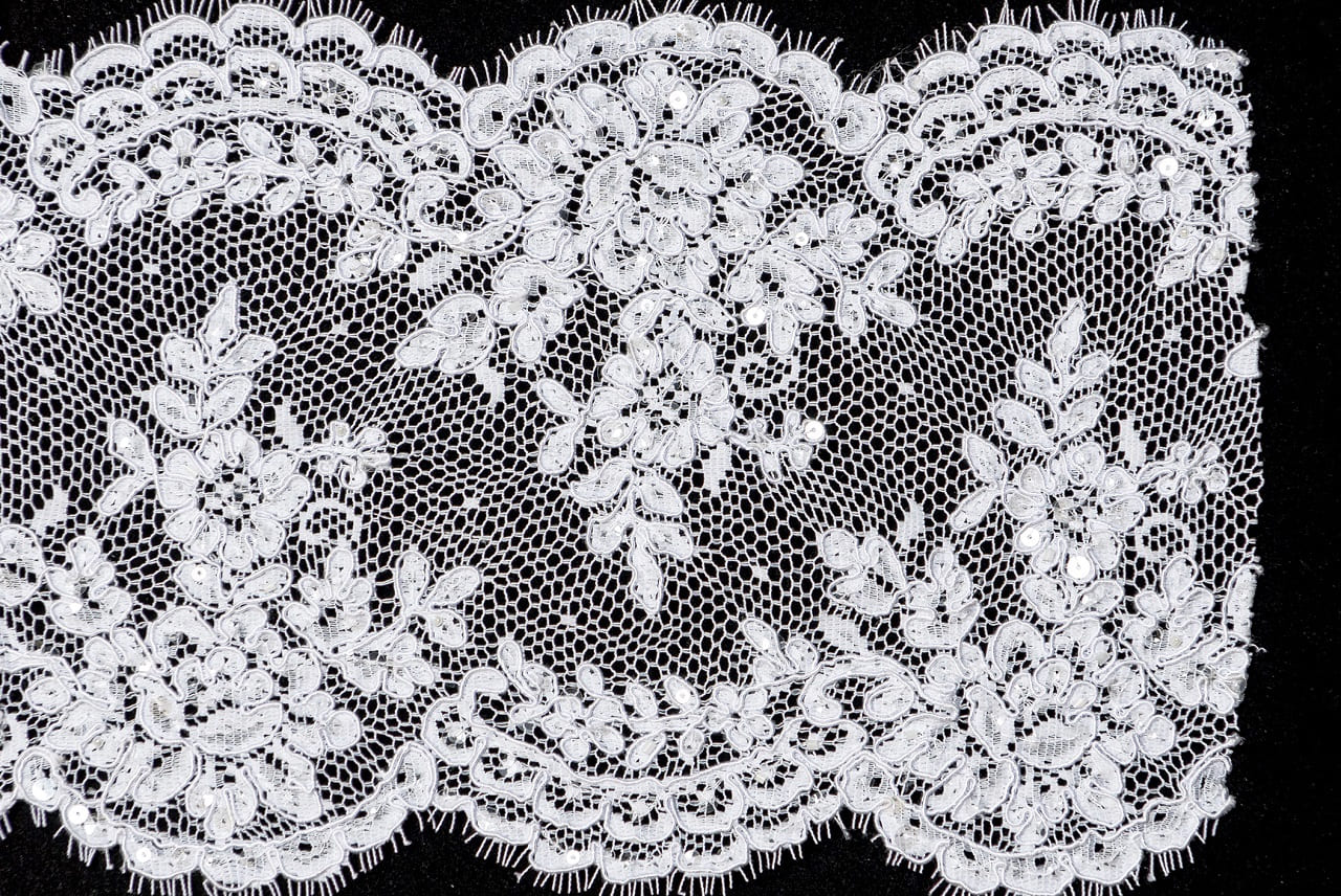 chantilly lace trim main design 025995