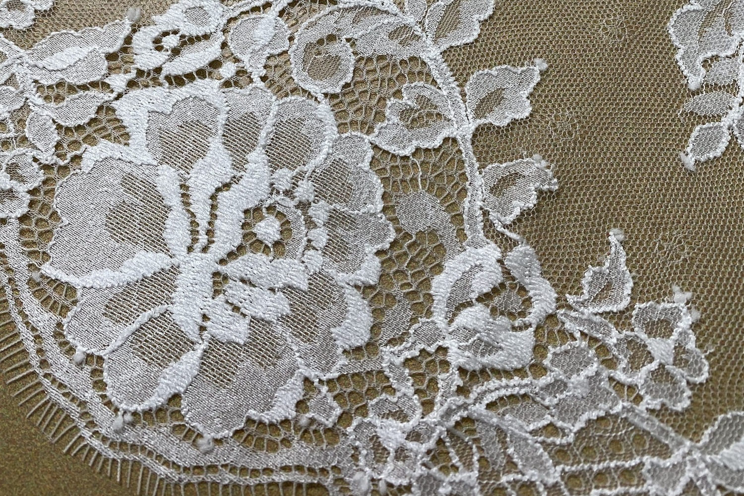 chantilly lace trim close-up 033129