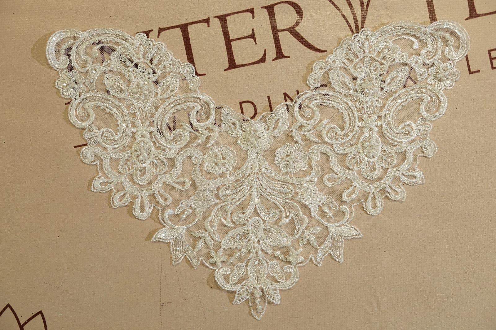 neck appliqué main view 033181