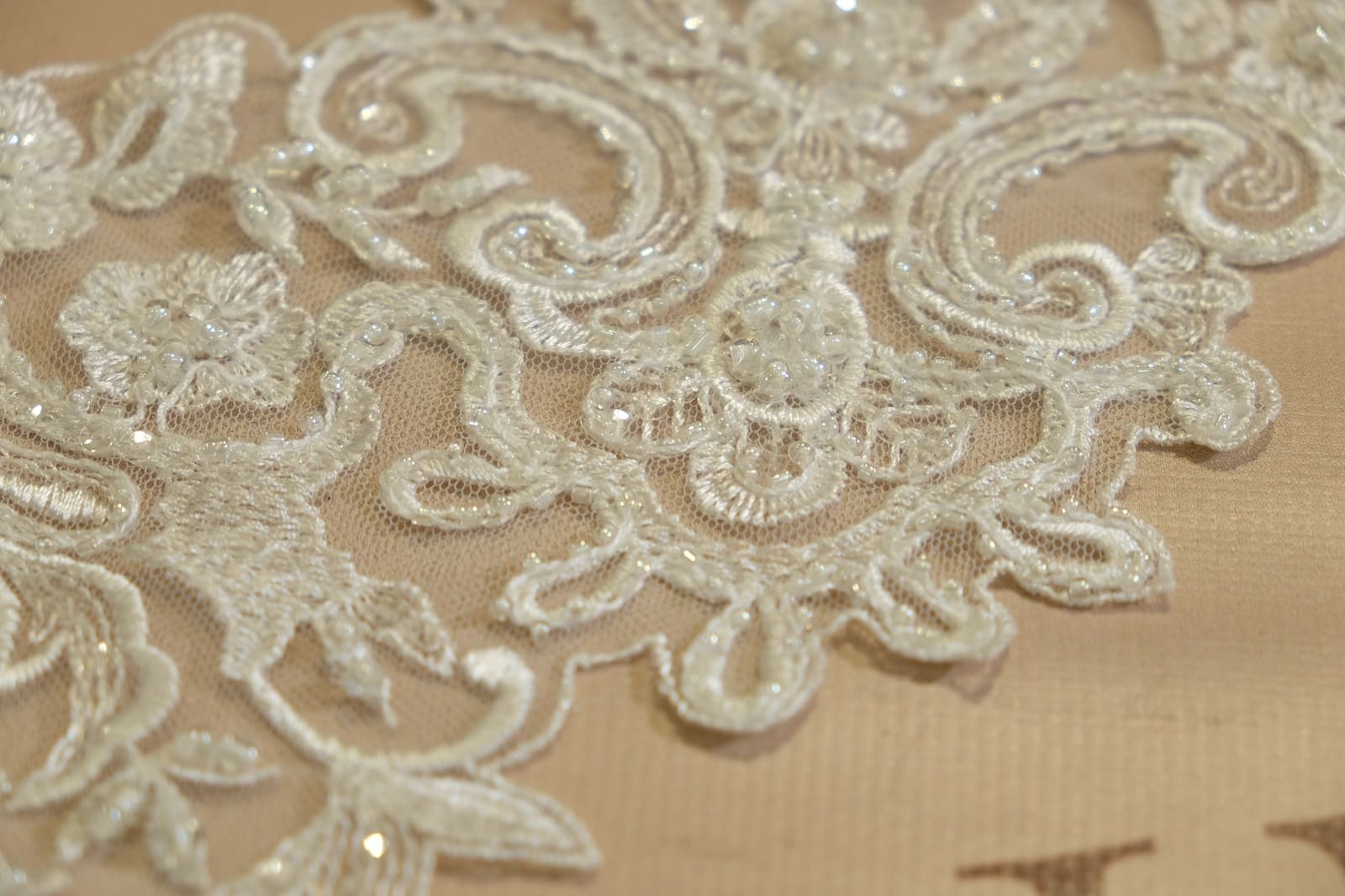 neck appliqué detail 033181