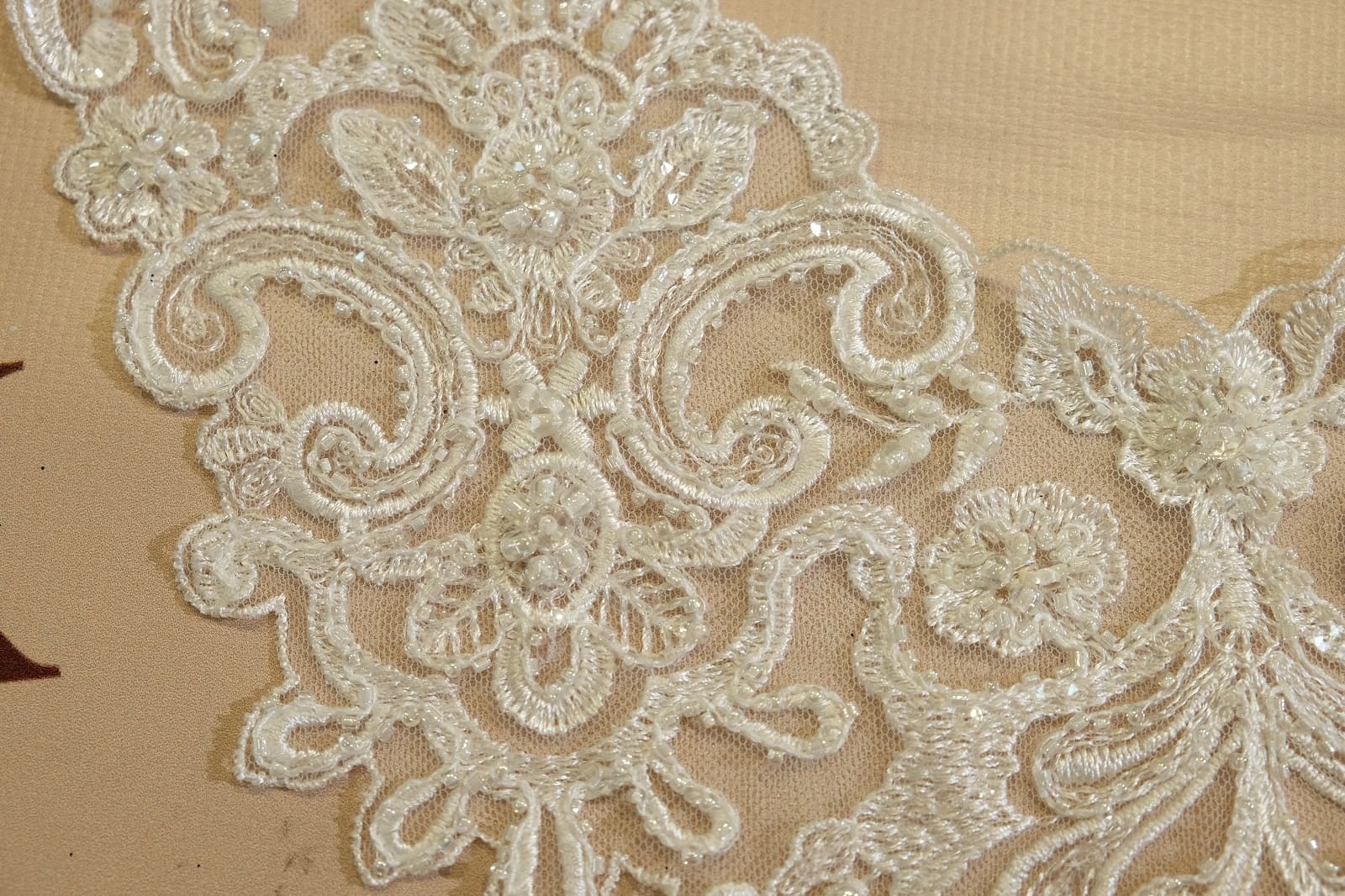 neck appliqué close-up 033181