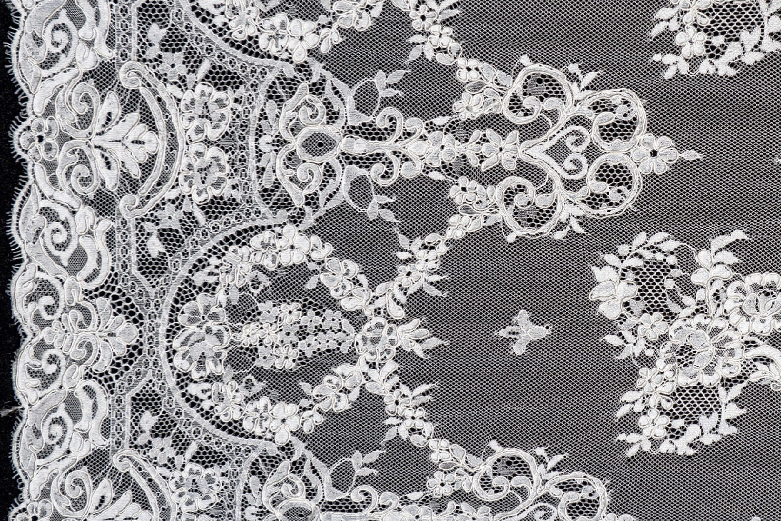 chantilly with cord from afar 033723