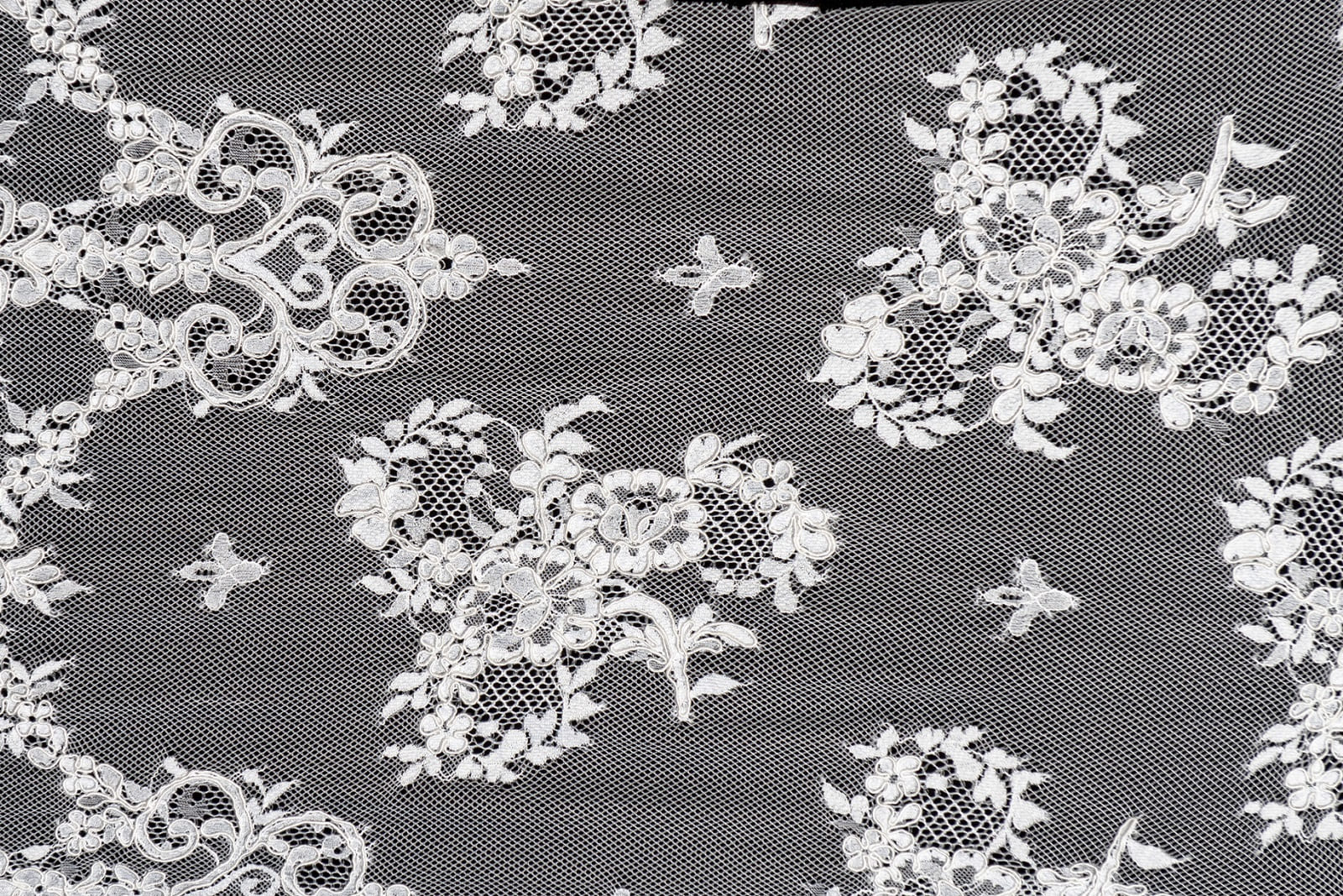 chantilly with cord central part 033723