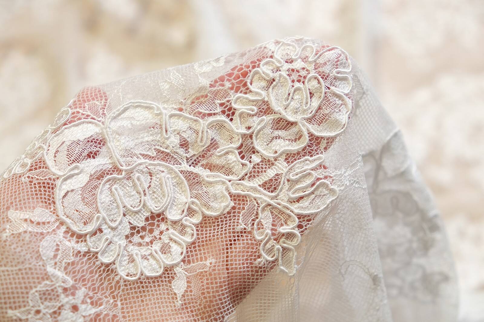 chantilly with cord on hand 033853