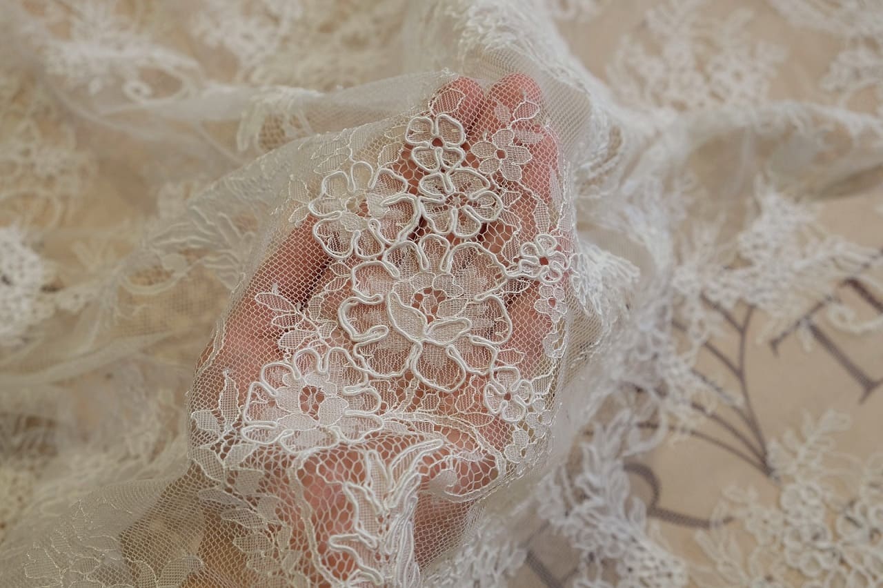 chantilly with cord on hand 033891