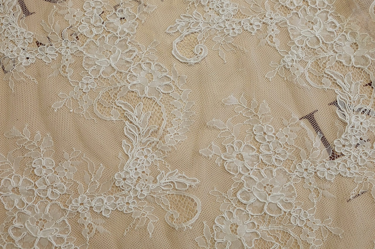 chantilly with cord pattern 033891