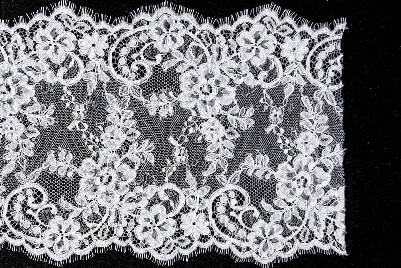 chantilly lace trim main design 034546