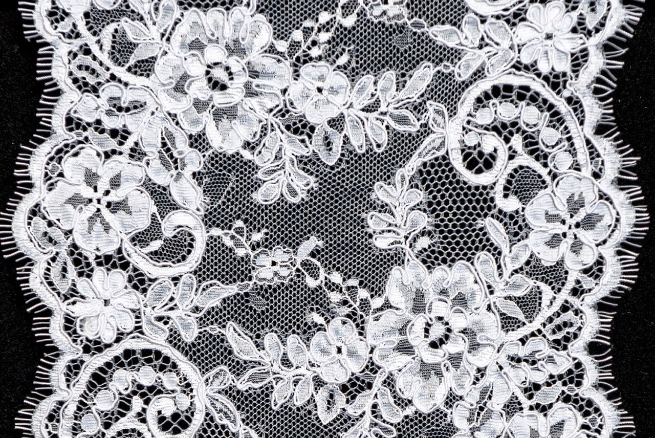 chantilly lace trim close-up 034546
