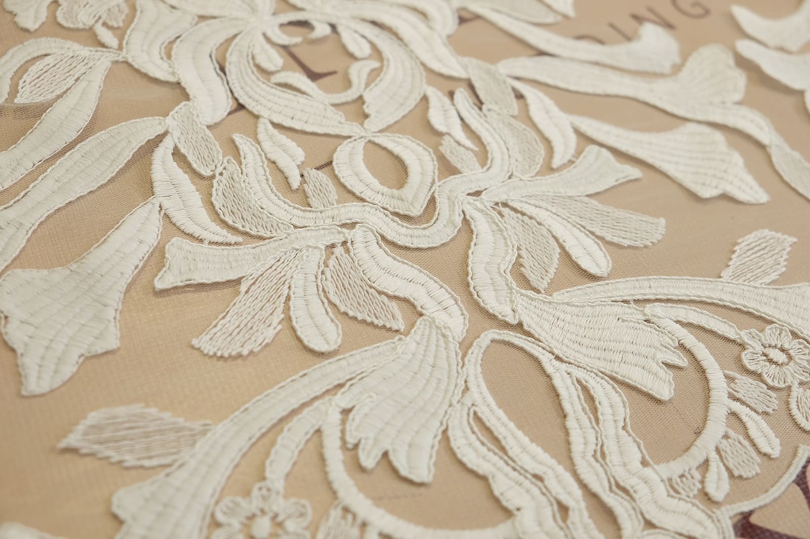 plain lace detail 034829