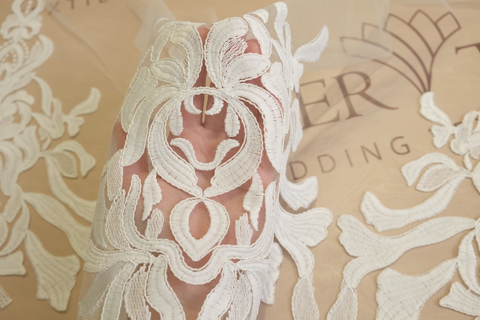 plain lace on hand 034829