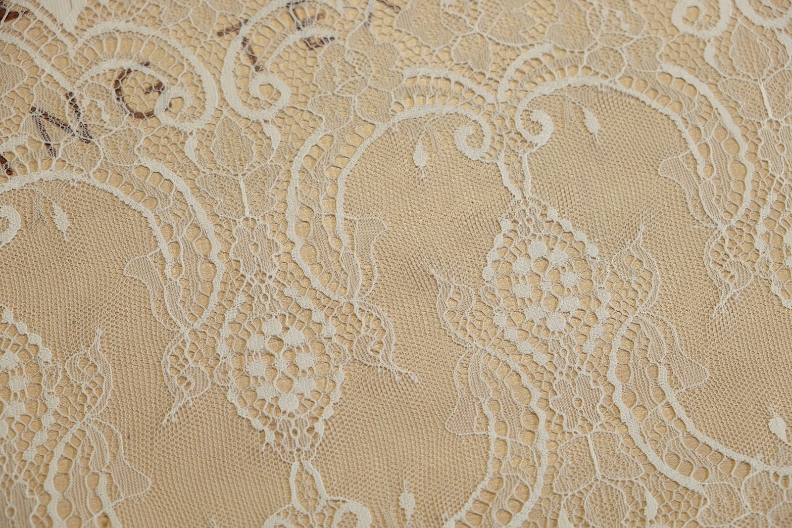 center detail of chantilly lace 035031