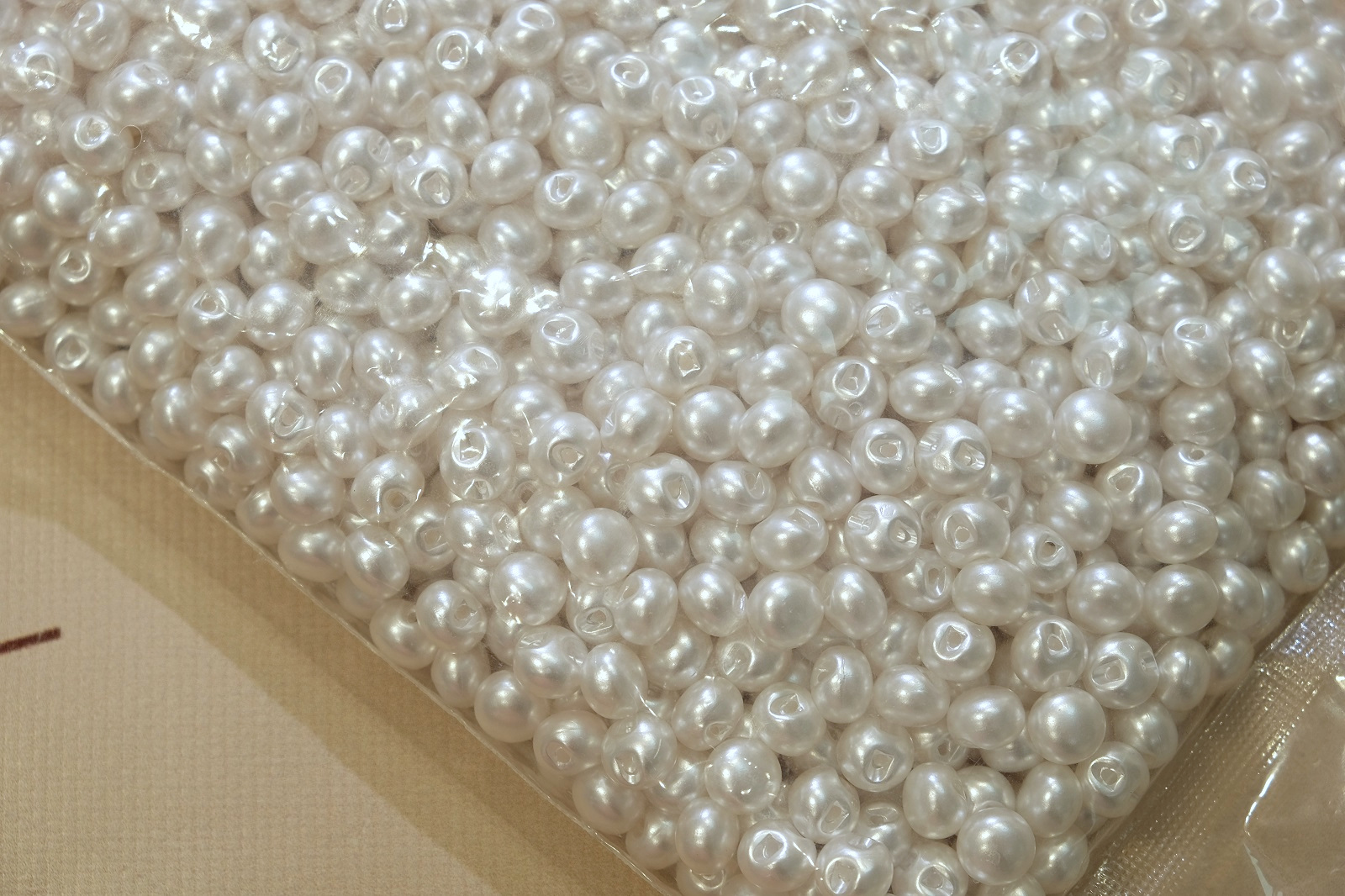 white pearl buttons different angle 310244
