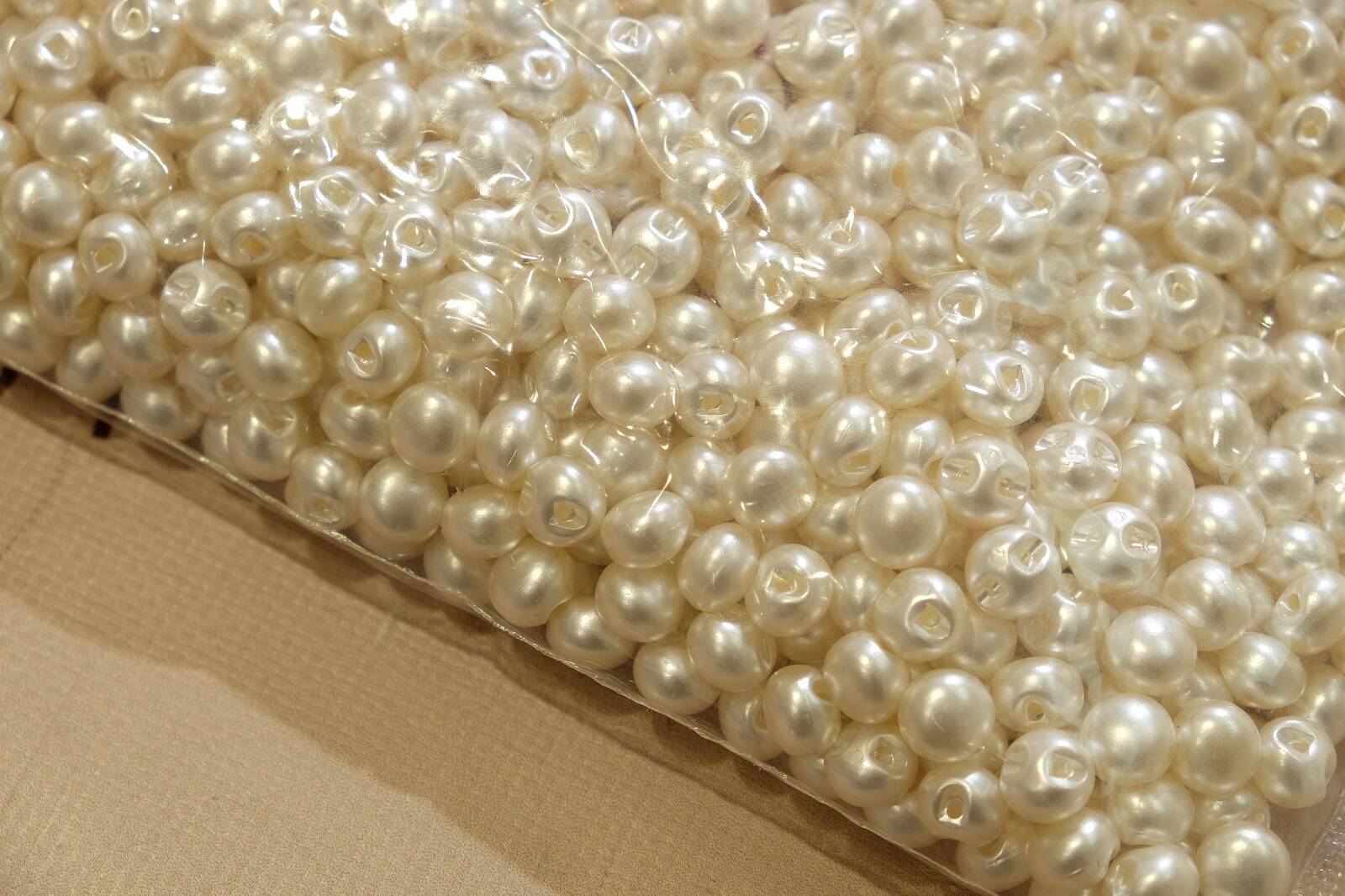 cream pearl buttons different angle 310251