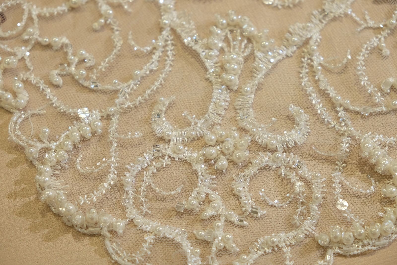 neck appliqué detail 311371