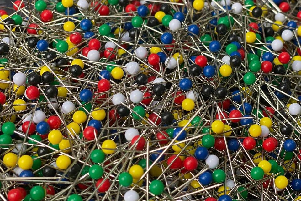 colorful sewing pins, 500 g pack close-up 368894