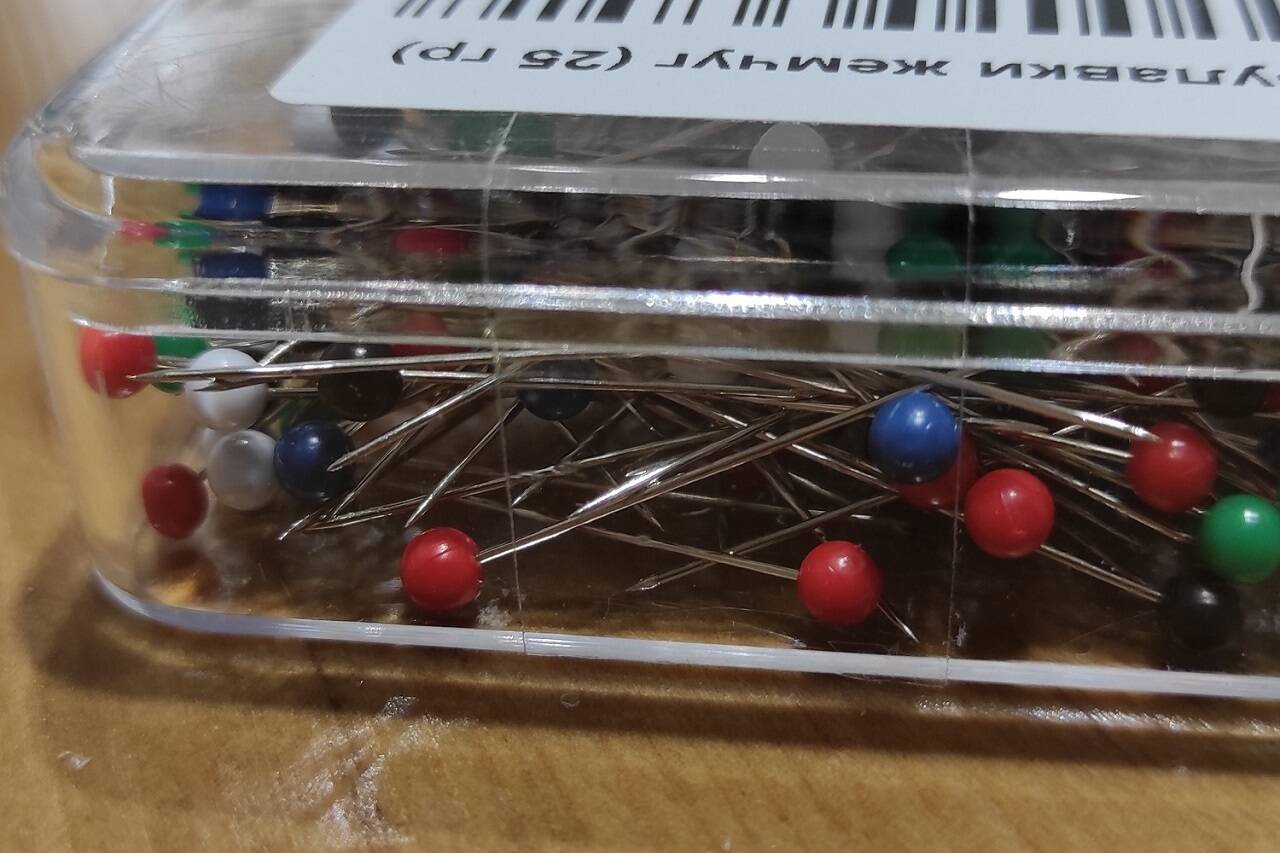 colorful sewing pins, 25 g pack close-up 368917