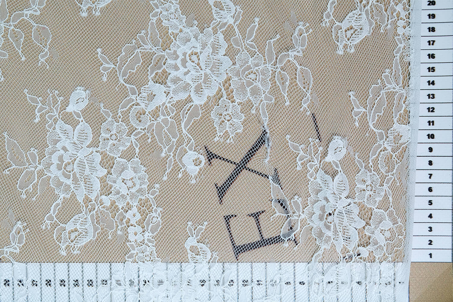 chantilly with cord pattern 381602