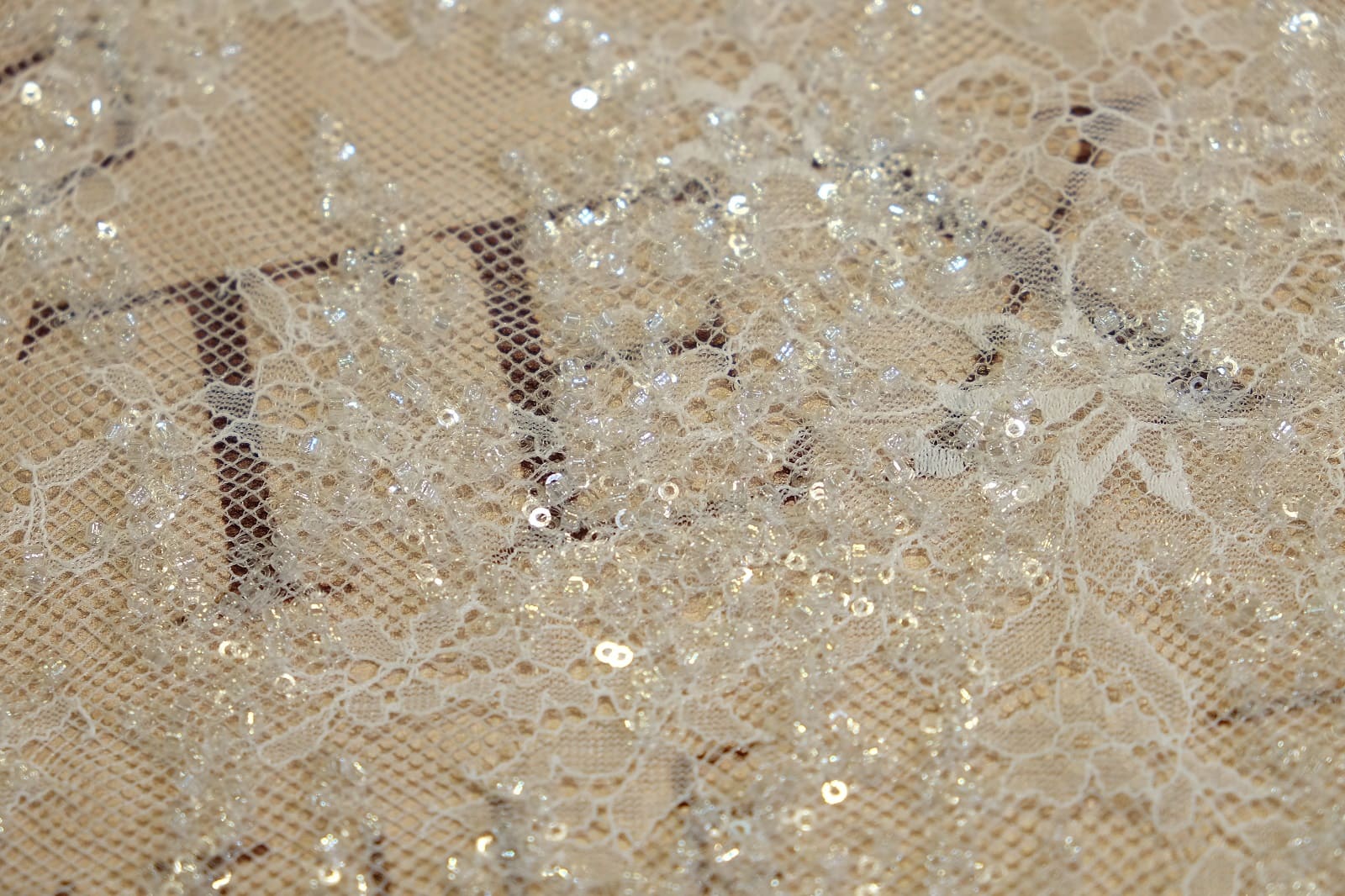 chantilly with beads detail 381640