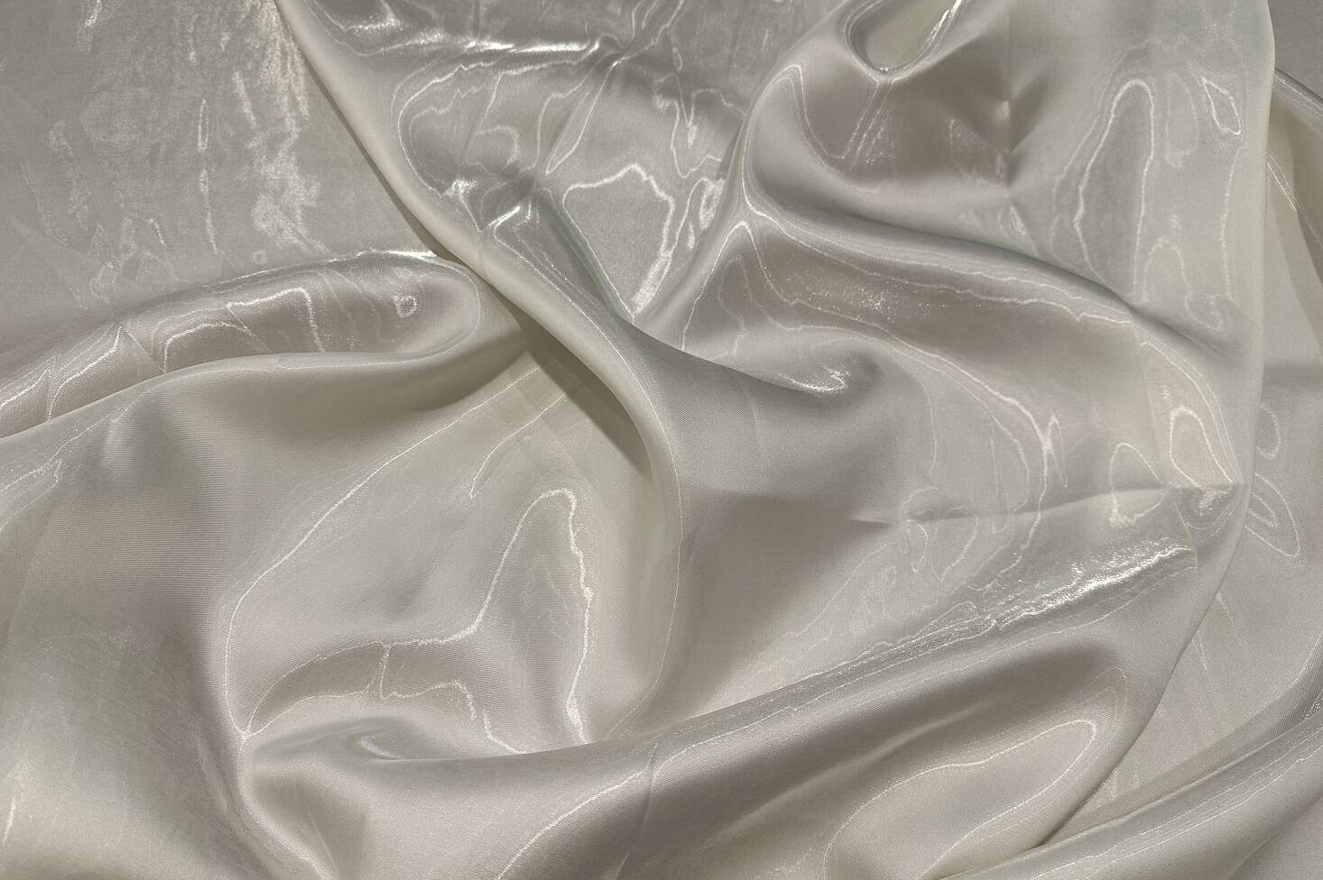 Crystal satin draped in folds 382319