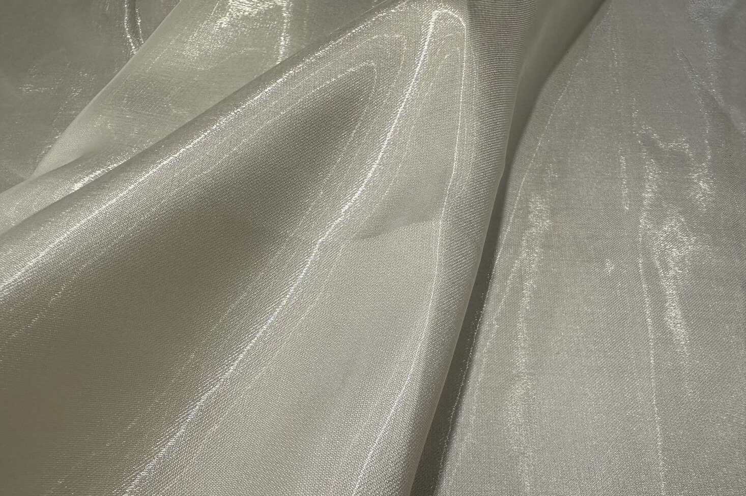 Crystal satin with soft folds 382319