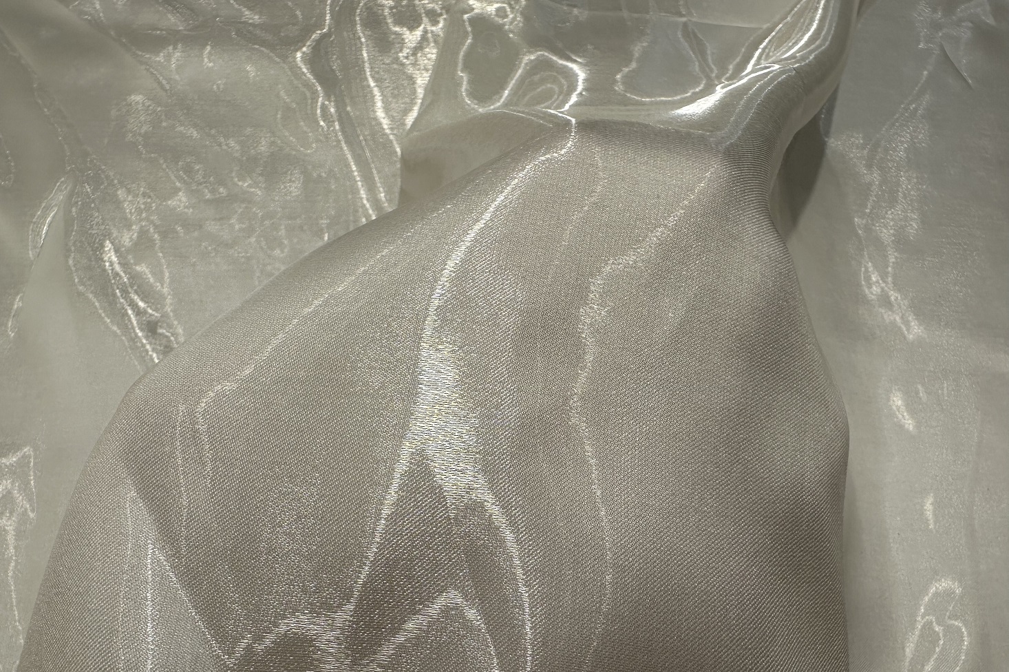 Crystal satin on hand 382319