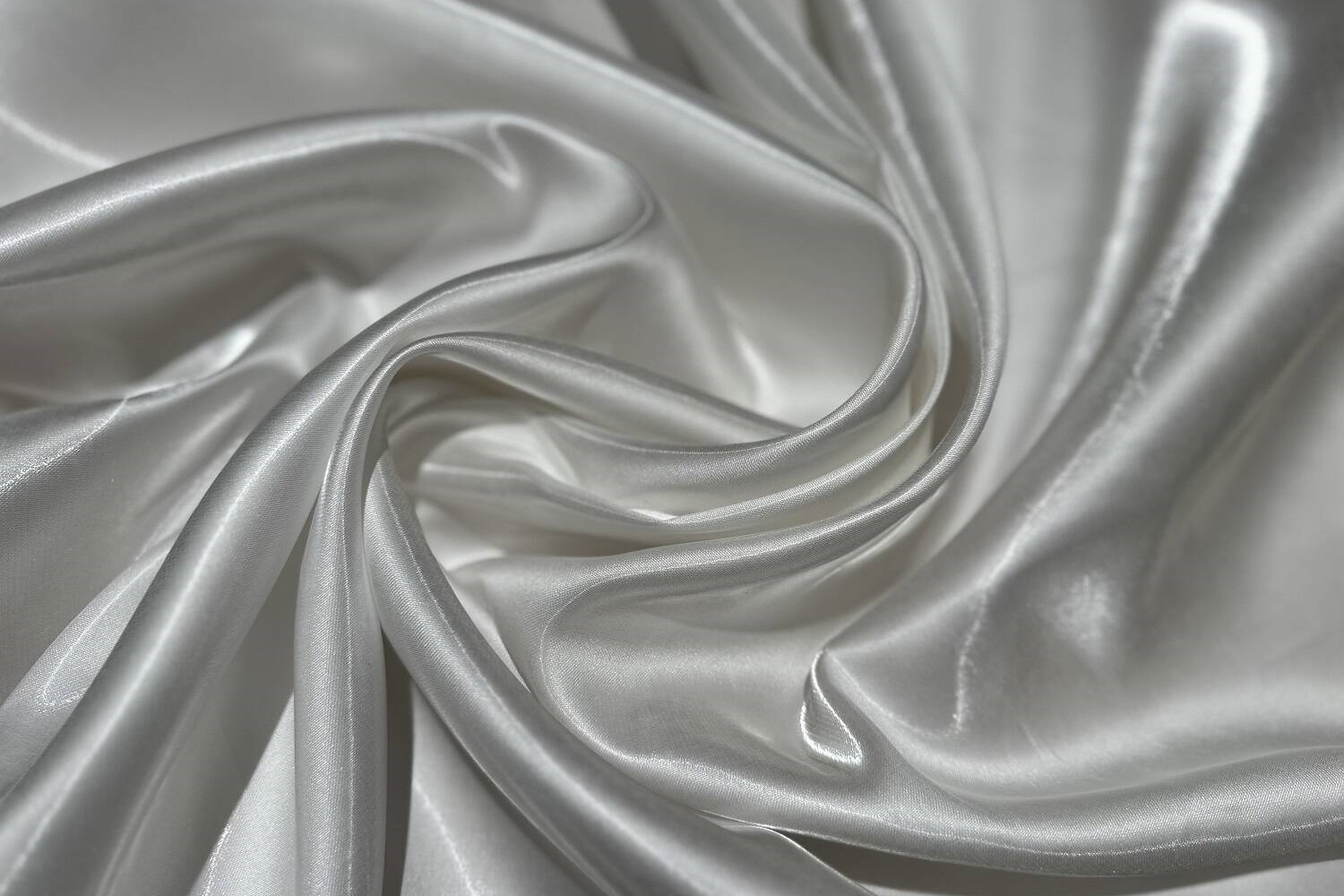 Crystal satin rolled in a circle 382852