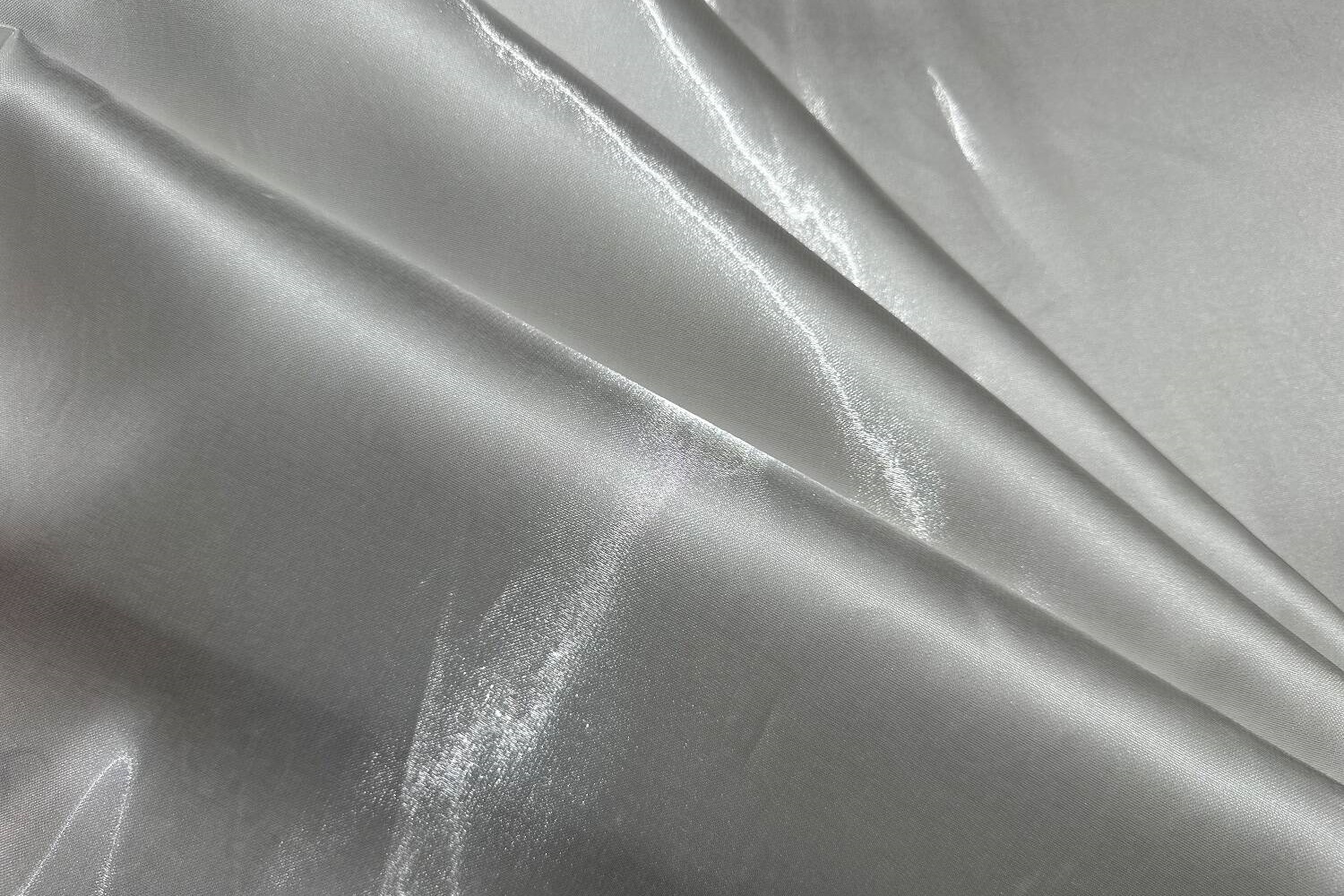 Crystal satin draped in folds 382852
