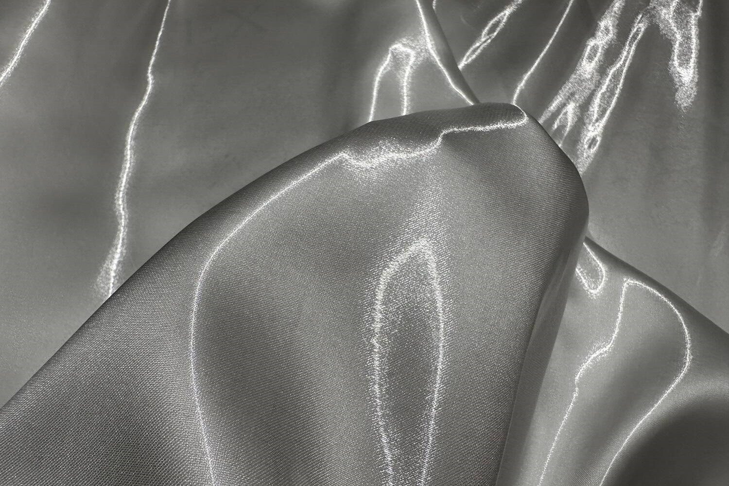 Crystal satin on hand 382852