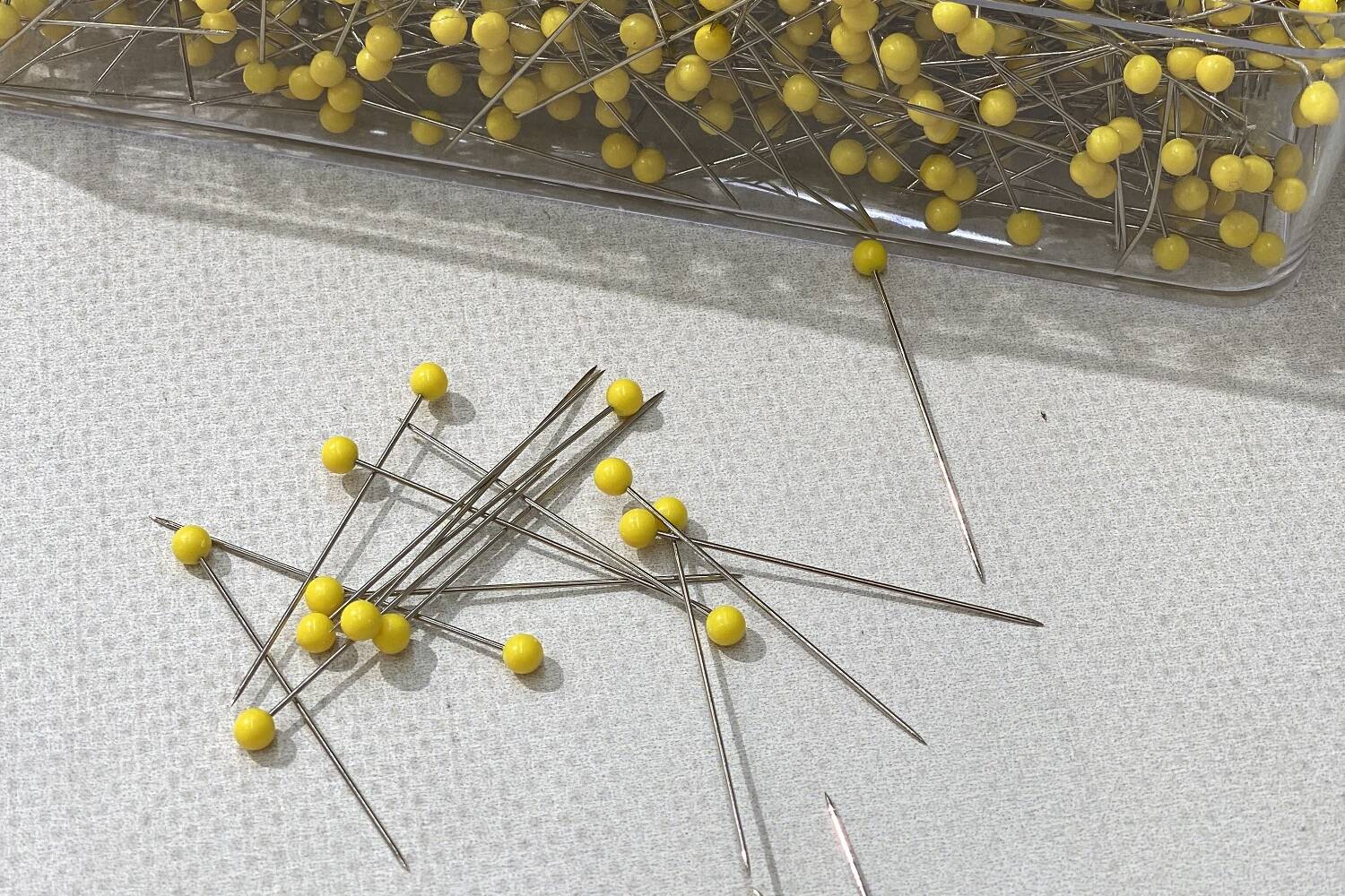 yellow sewing pins, 250 g pack, several pins 383224