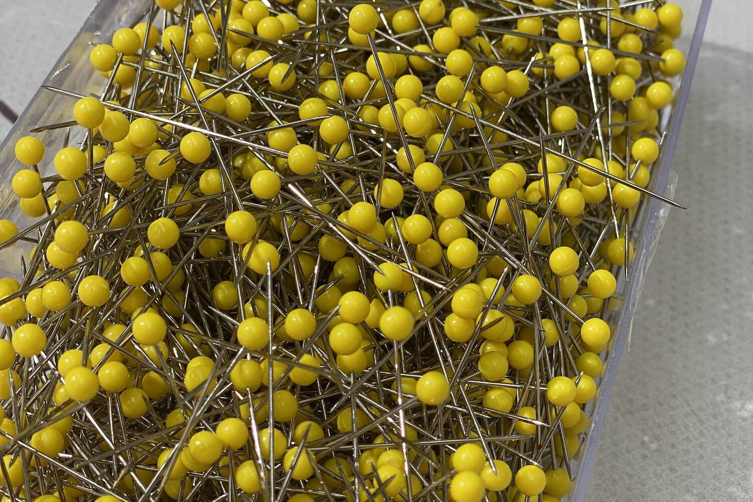yellow sewing pins, 250 g pack, close-up 383224