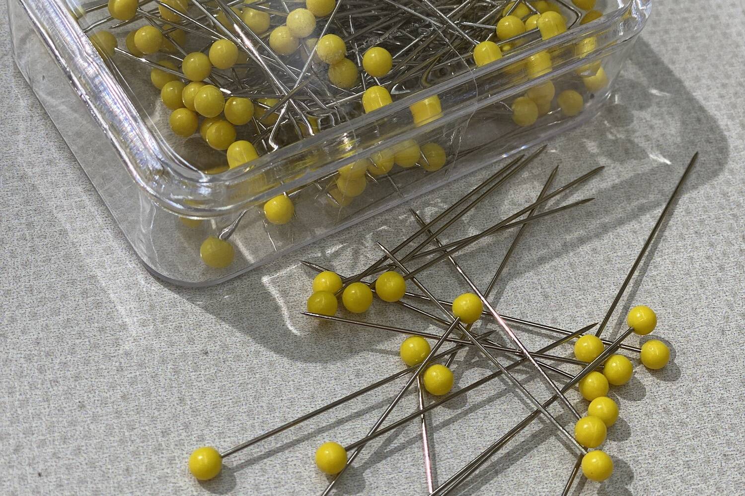 yellow sewing pins, 25 g pack, several pins 383248