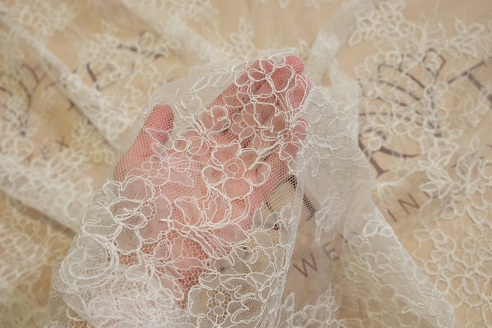 chantilly with cord on hand 383651