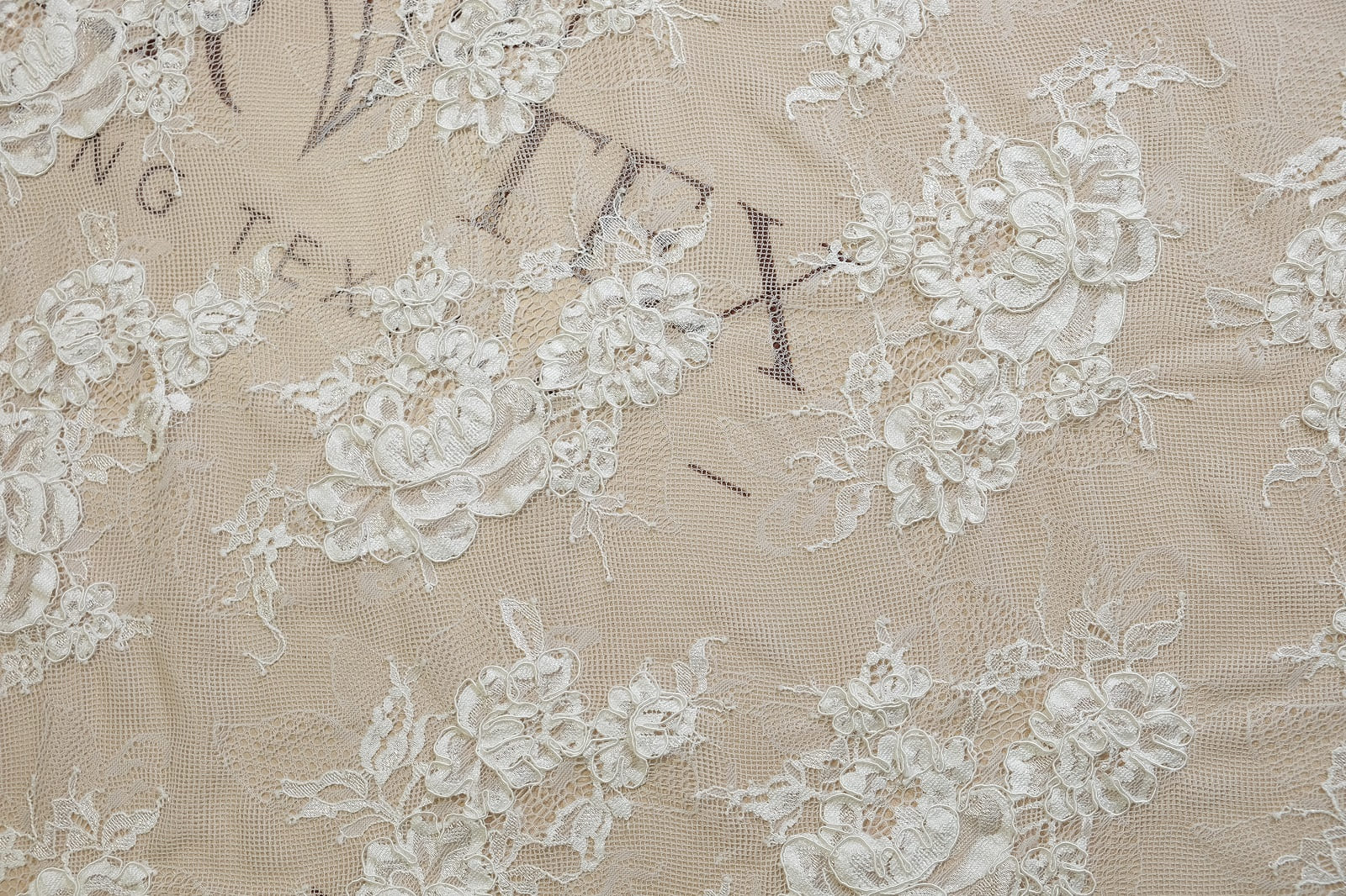 chantilly with cord center of canvas 384016