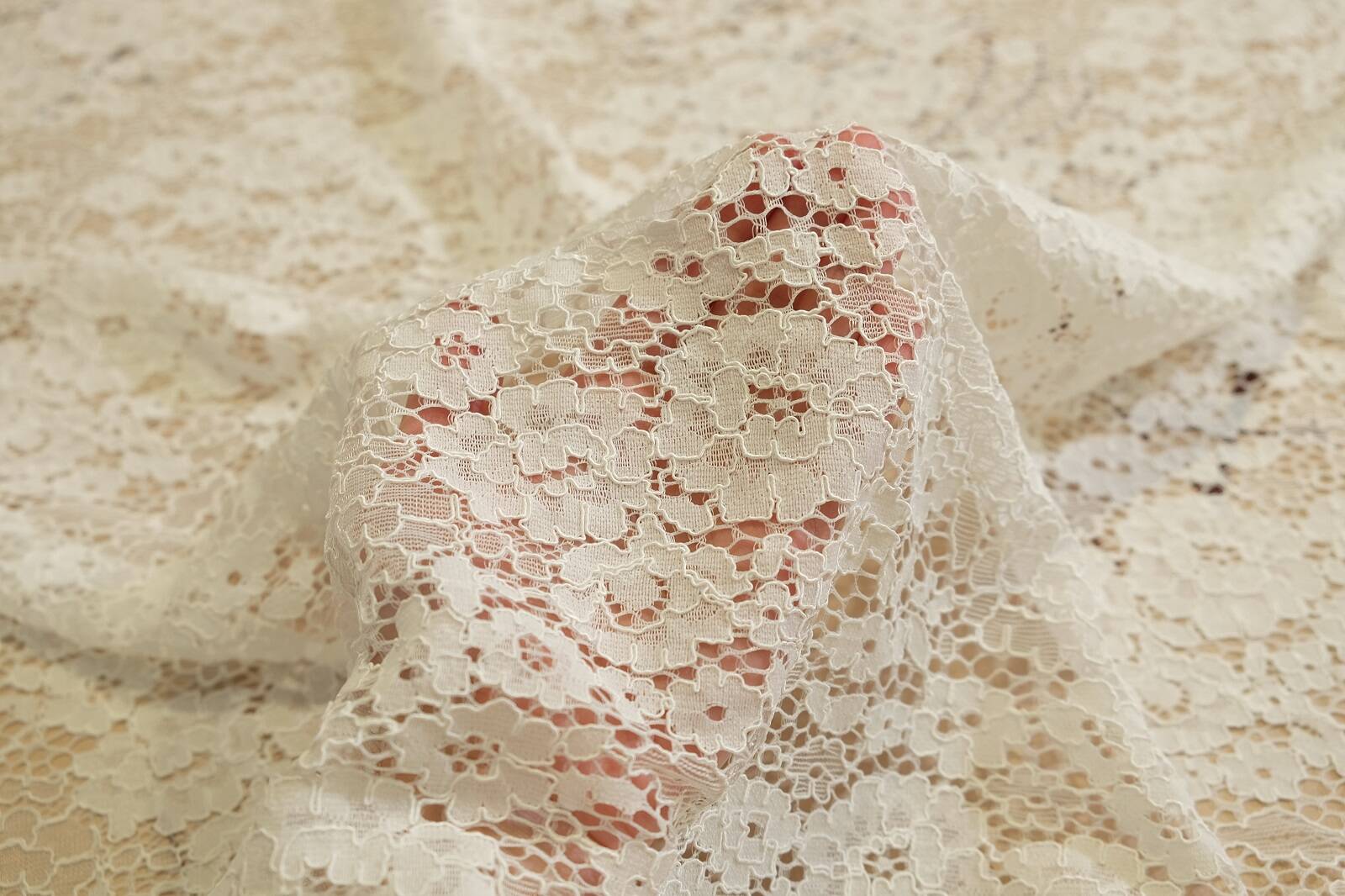 chantilly with cord on hand 384597