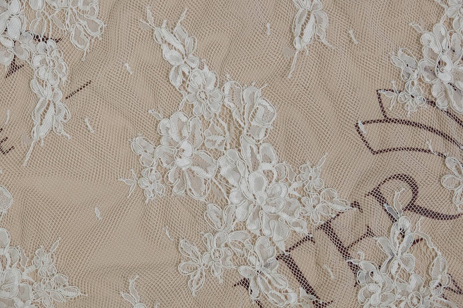 chantilly with cord center of canvas 384702