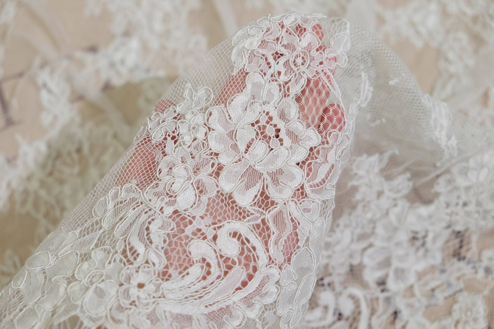 chantilly with cord on hand 384702