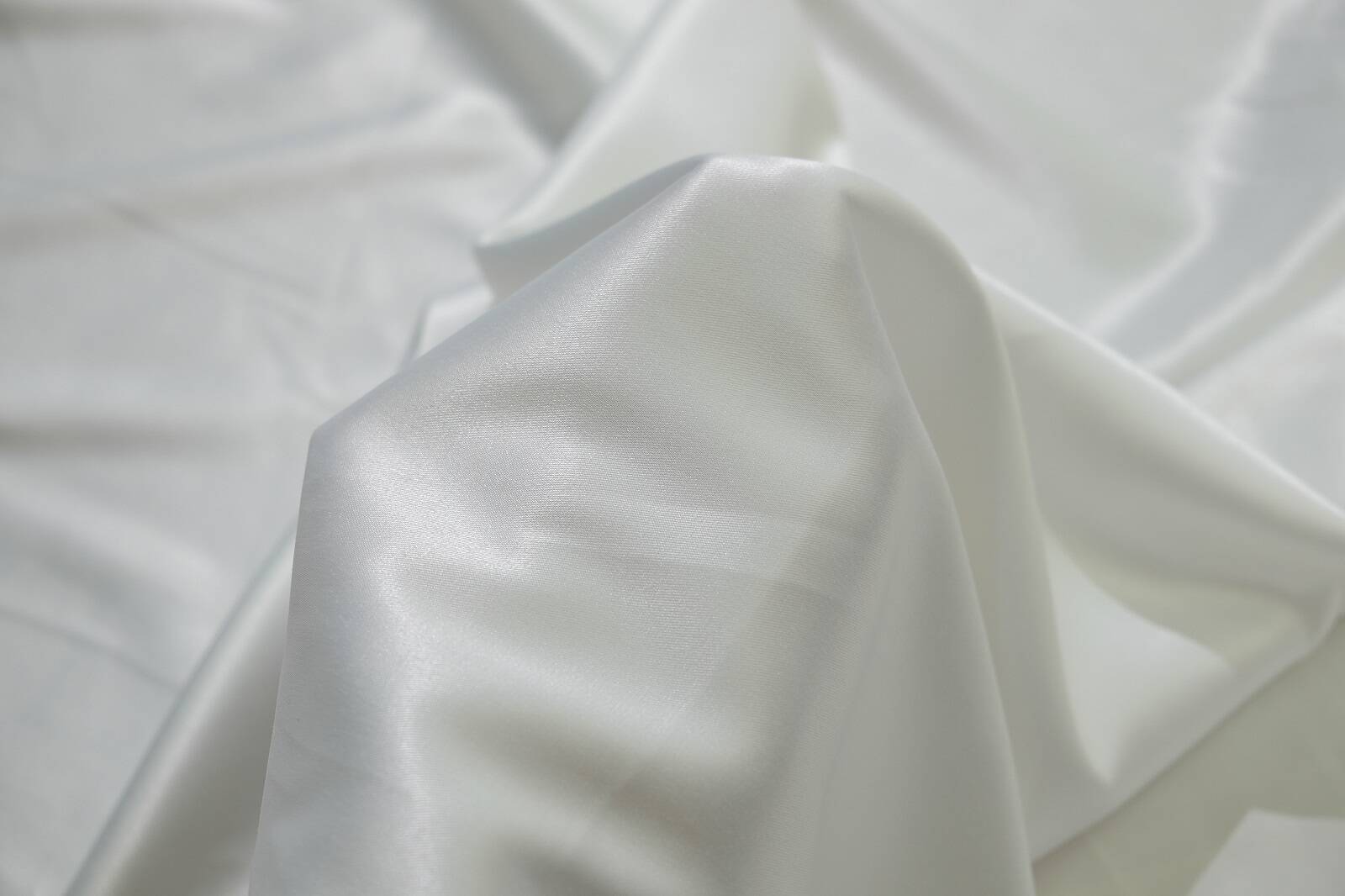 stretch satin Kristal on hand 384771