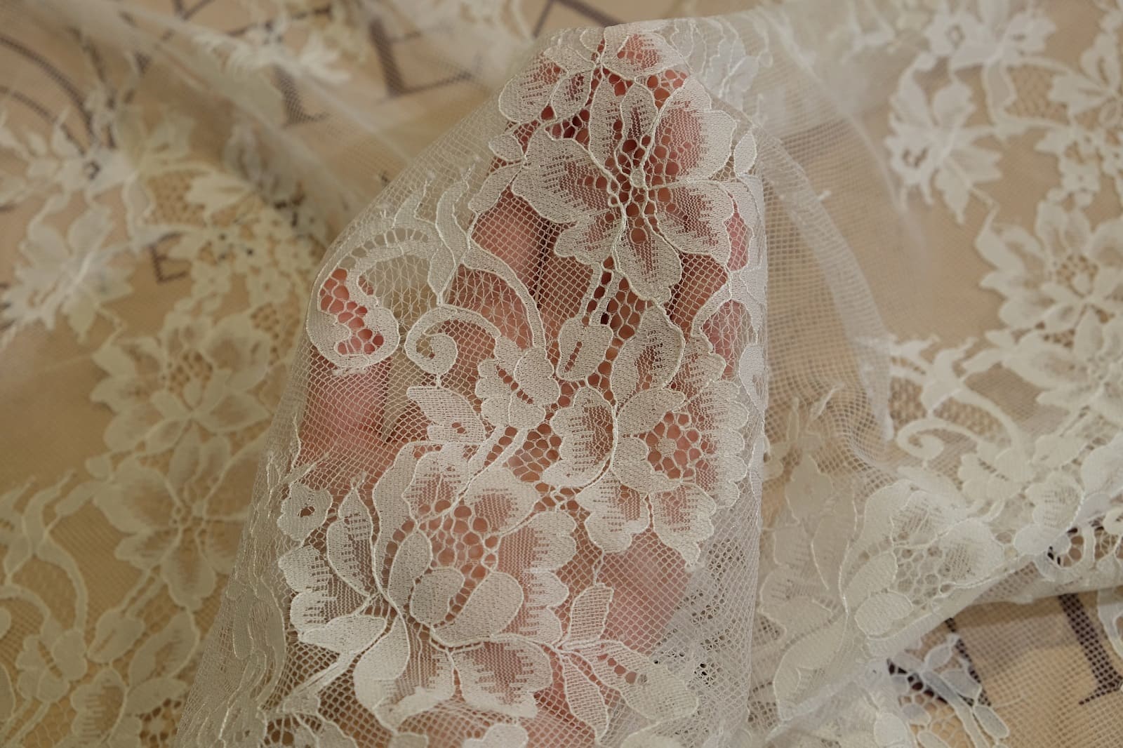 chantilly without beads on hand 385235