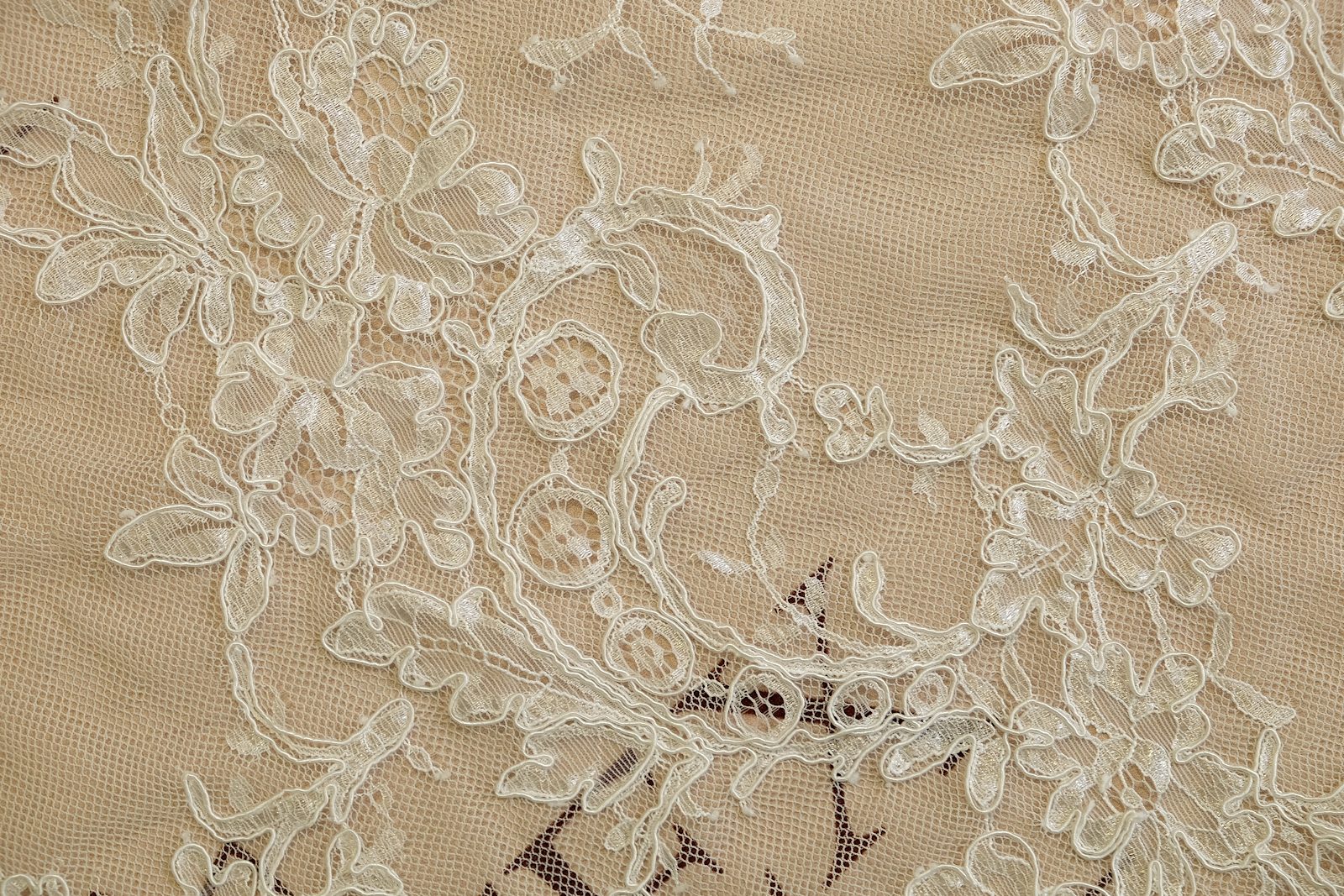 chantilly with cord detail 385433