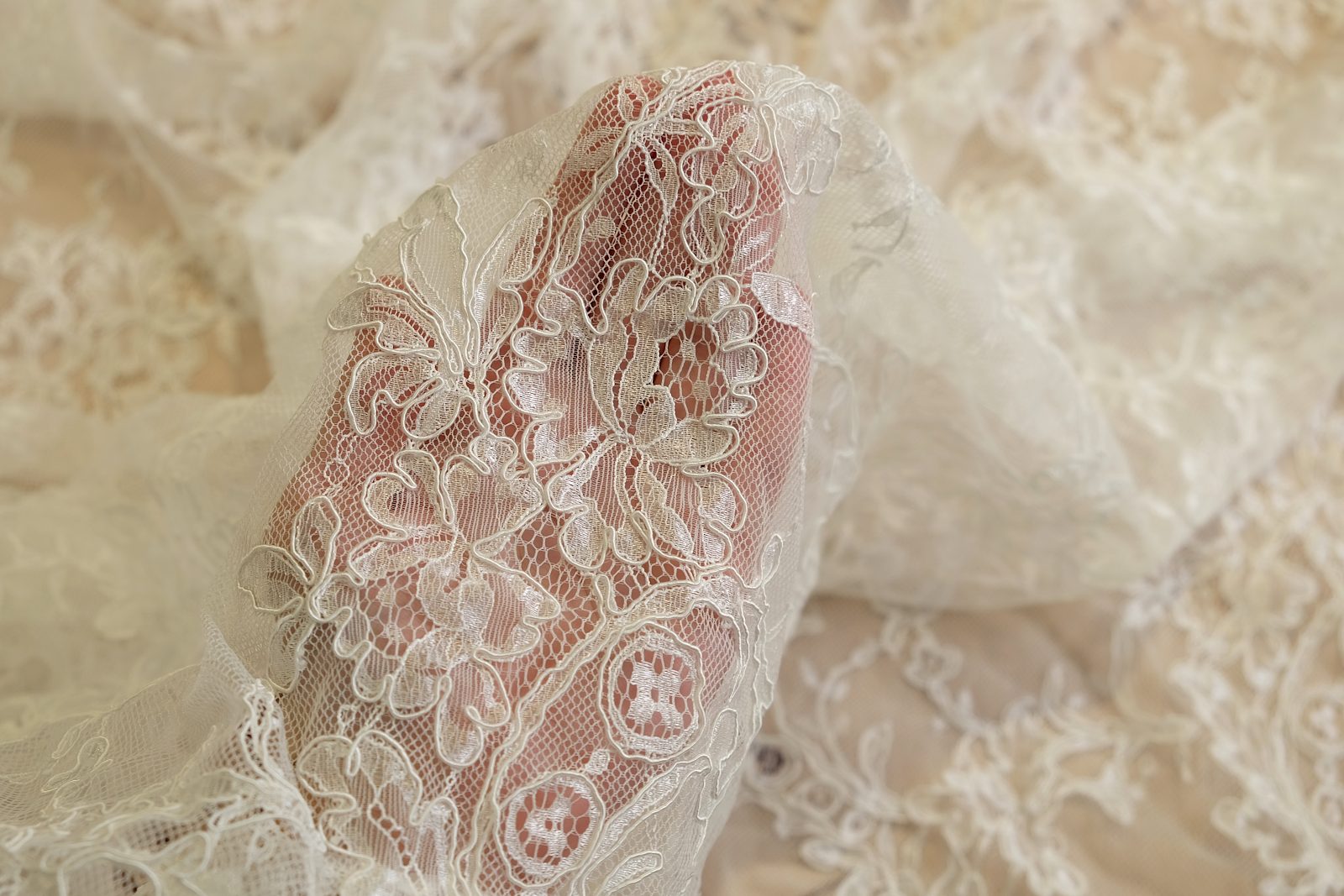 chantilly with cord on hand 385433