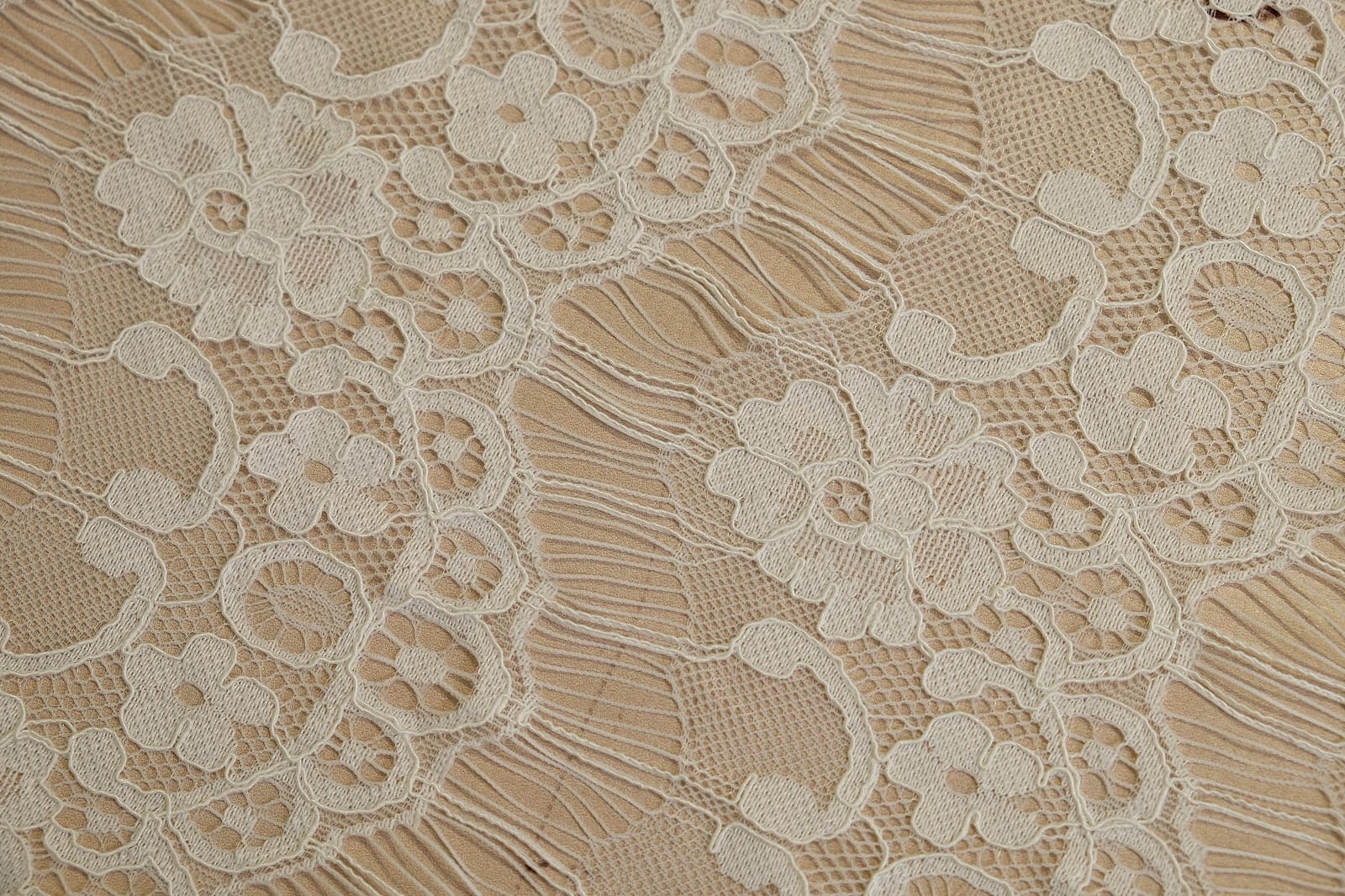 chantilly with cord detail 385440