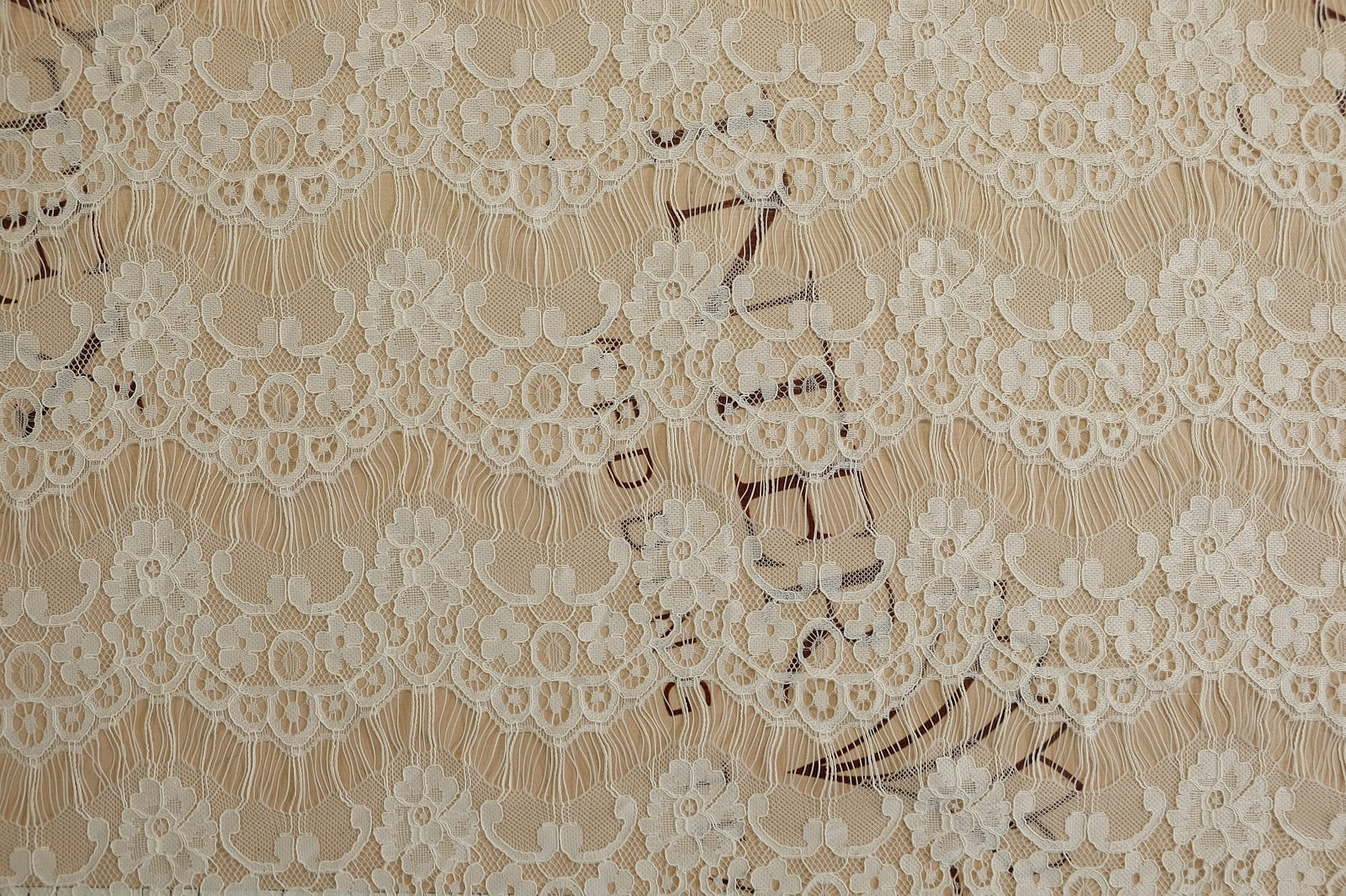 chantilly with cord pattern 385440