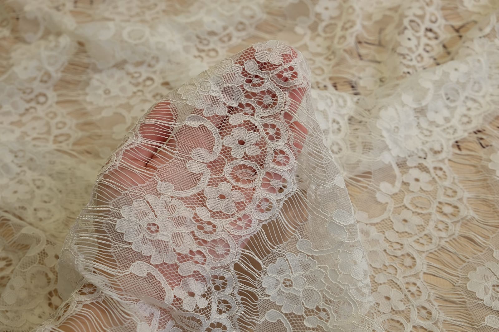 chantilly with cord on hand 385440