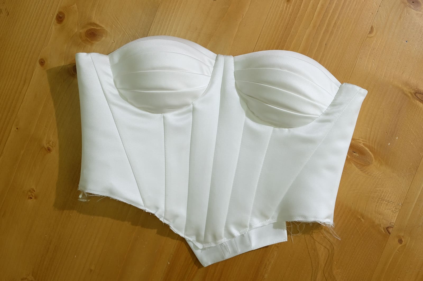 corset front view on table 385549