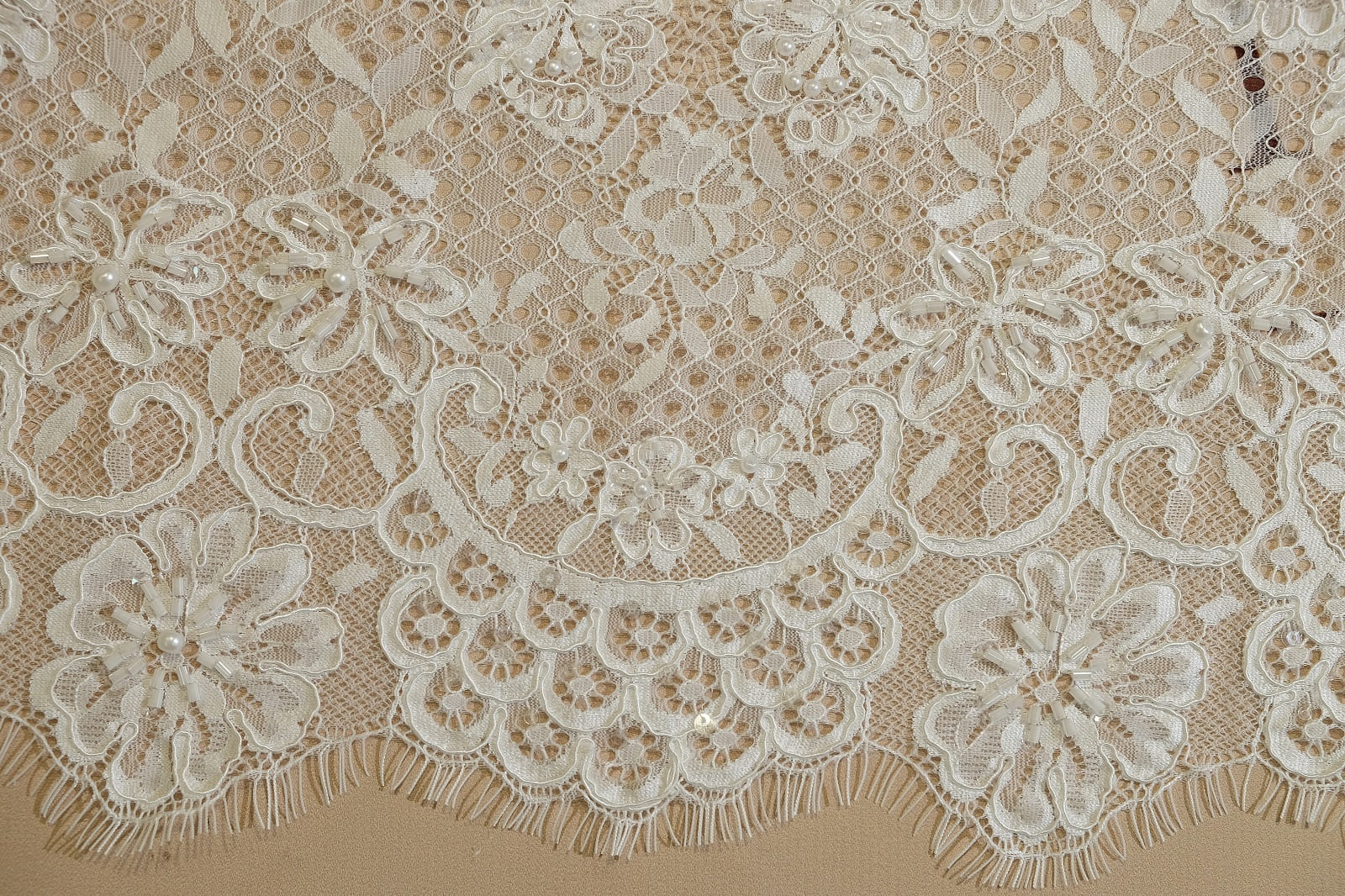 chantilly with beads edge 386096