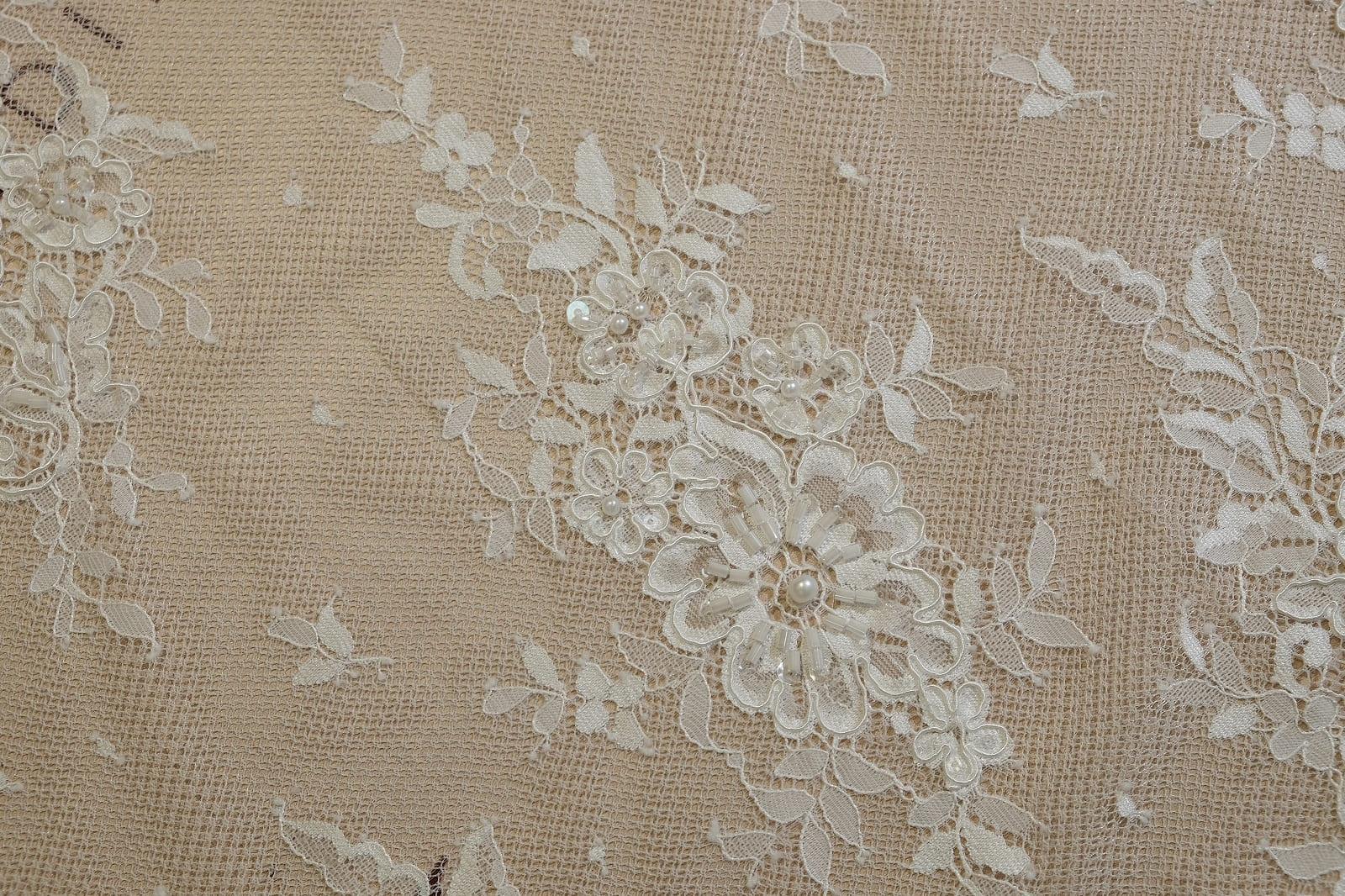 chantilly with beads detail 386096