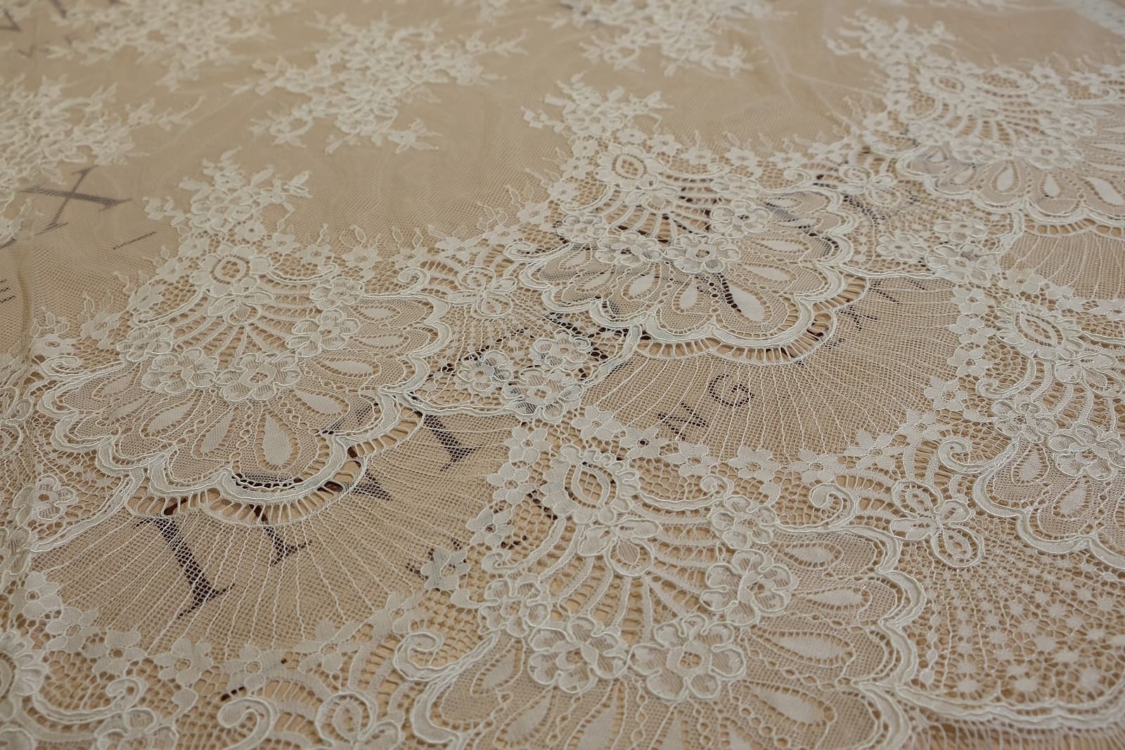 chantilly with cord pattern 386119